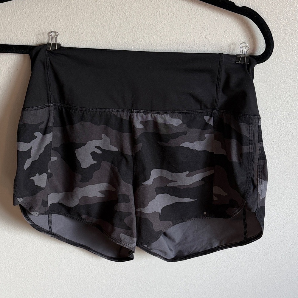 Athleta Black Camo Performance Shorts – Size XS | Hidden Pockets